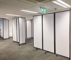 Sound-control-with-portable-walls-in-office-space-creating-temporary-meeting-rooms